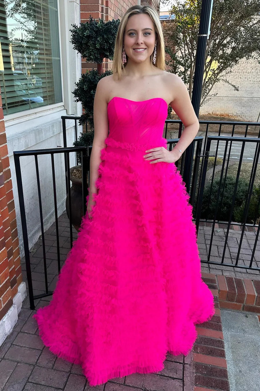 Vestido de fiesta sin tirantes de corte A con volante
